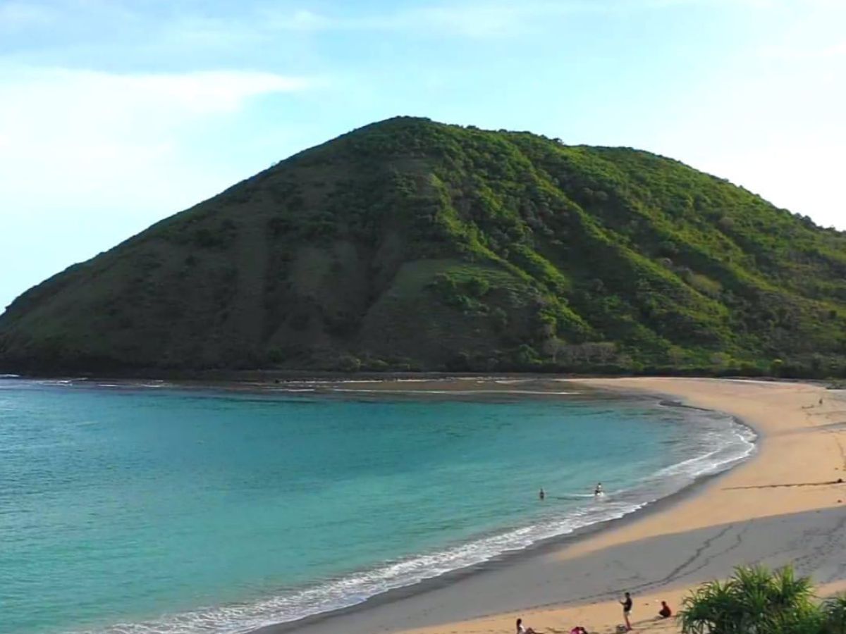 Discover Mawun Beach, Lomboks hidden gem! Crystal-clear waters, golden sands, and serene sunset