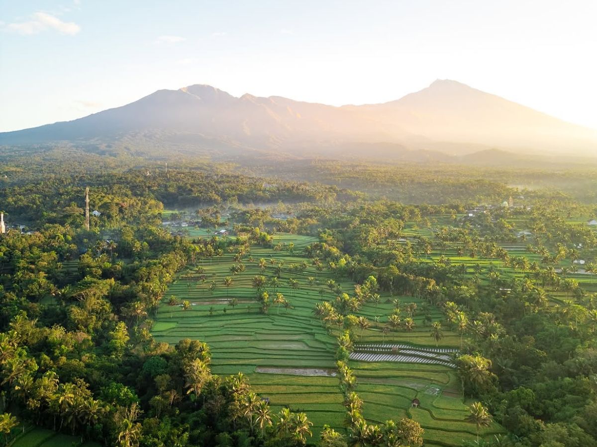 INDONESIA – Tetebatu, Lombok Island Watch the breathtaking sunrise over Mount Rinjani while exploring the lush rice terraces of Tetebatu, one of East Lombok's most beautiful countryside destinations