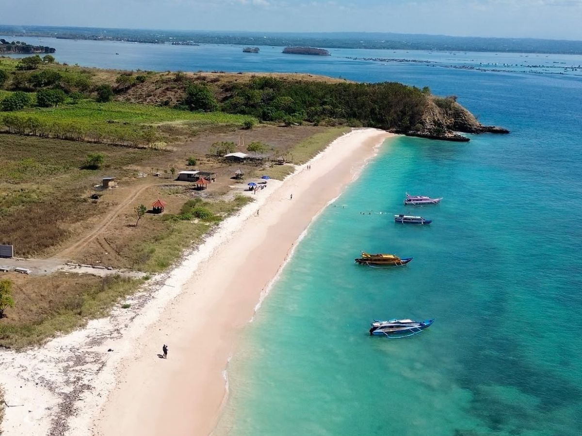 Pink Beach Day Tour