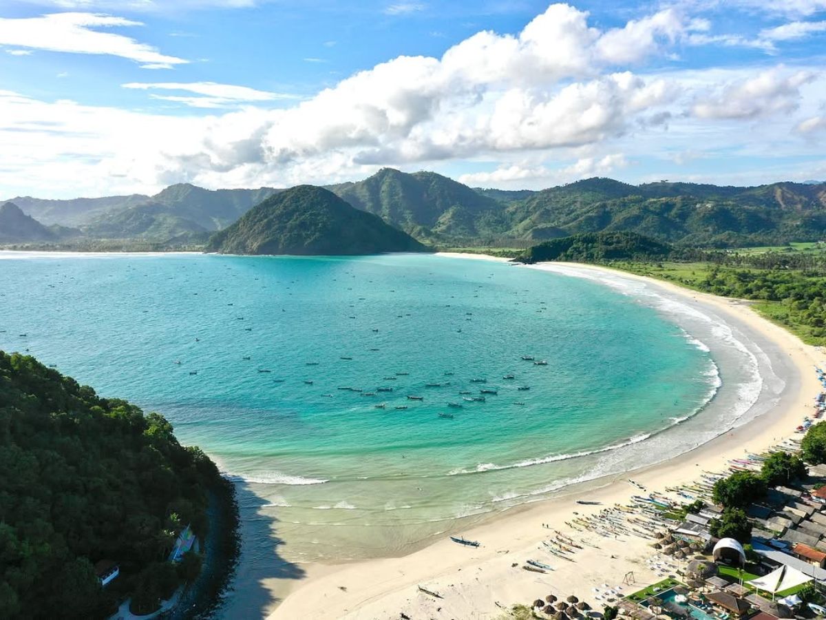 Selong Belanak Beach is one of the best spots in Lombok for beginner surfers. The gentle waves
