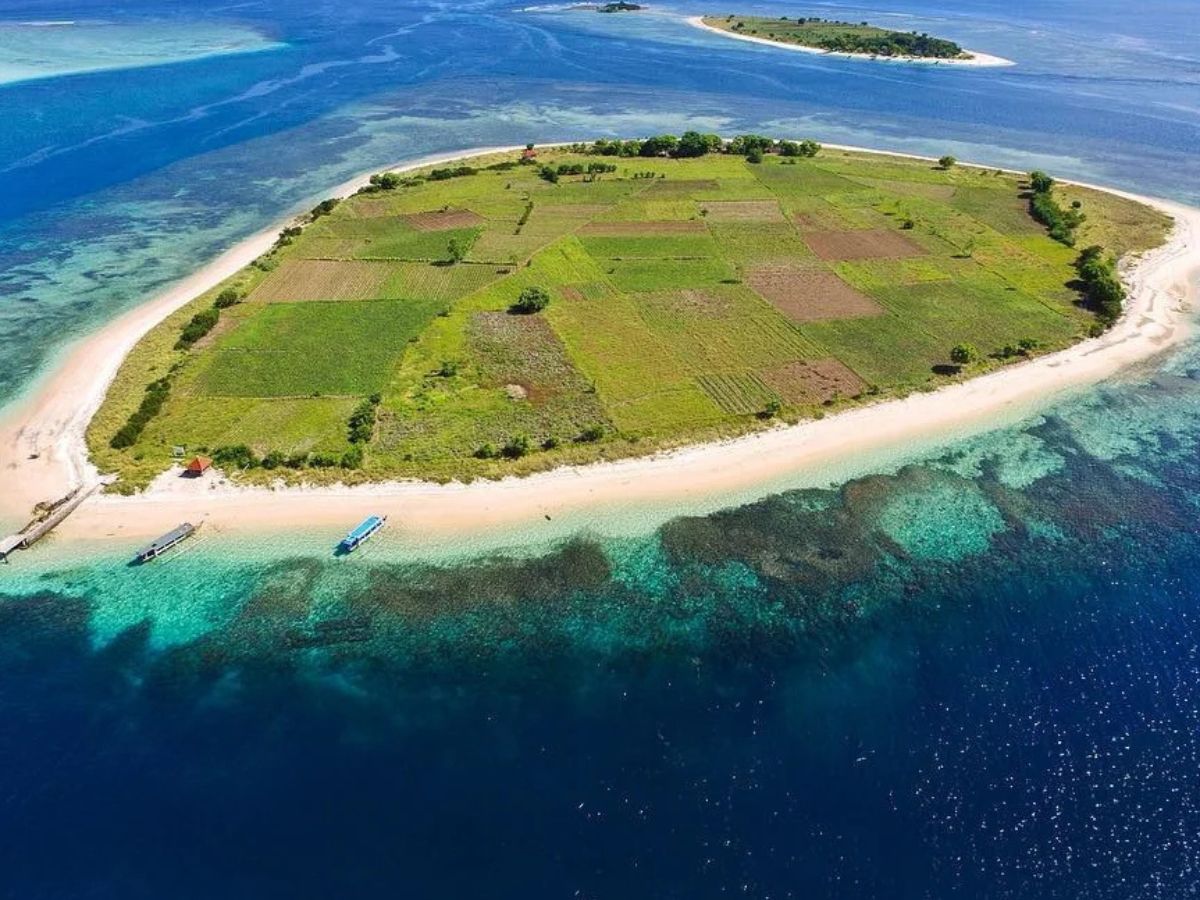White Sand Beach at Gili Kondo